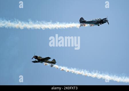 Malaga, Spanien. 11. September 2022. Eine Jacob52-Patrouille tritt während der Internationalen Torre del Mar Airshow 2022 am Strand auf. Mitglieder verschiedener Patrouillen führen während des Festivals Ausstellungen und Akrobatik durch, dieses zieht jährlich Tausende von Menschen in die Stadt Torre del Mar. Kredit: SOPA Images Limited/Alamy Live Nachrichten Stockfoto