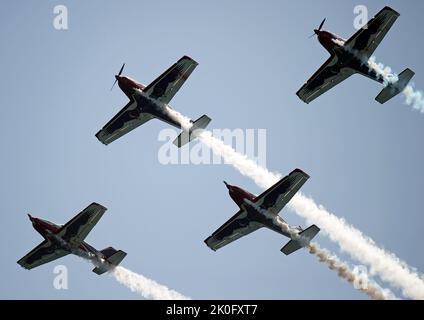 Malaga, Spanien. 11. September 2022. Eine Pioneer-Team-Patrouille tritt während der Internationalen Torre del Mar Airshow 2022 am Strand in der Luft auf. Mitglieder verschiedener Patrouillen führen während des Festivals Ausstellungen und Akrobatik durch, dieses zieht jährlich Tausende von Menschen in die Stadt Torre del Mar. Kredit: SOPA Images Limited/Alamy Live Nachrichten Stockfoto