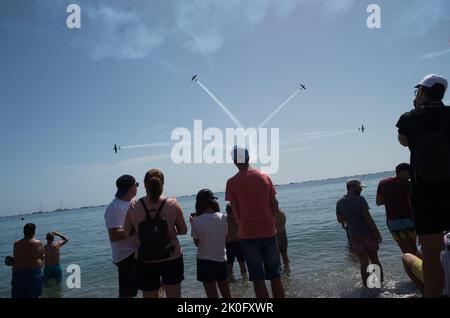 Malaga, Spanien. 11. September 2022. Eine Jacob52-Patrouille tritt während der Internationalen Torre del Mar Airshow 2022 am Strand auf. Mitglieder verschiedener Patrouillen führen während des Festivals Ausstellungen und Akrobatik durch, dieses zieht jährlich Tausende von Menschen in die Stadt Torre del Mar. Kredit: SOPA Images Limited/Alamy Live Nachrichten Stockfoto