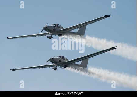 Malaga, Spanien. 11. September 2022. Aerospark Patrouille tritt während der Internationalen Torre del Mar Airshow 2022 am Strand in der Luft auf. Mitglieder verschiedener Patrouillen führen während des Festivals Ausstellungen und Akrobatik durch, dieses zieht jährlich Tausende von Menschen in die Stadt Torre del Mar. Kredit: SOPA Images Limited/Alamy Live Nachrichten Stockfoto