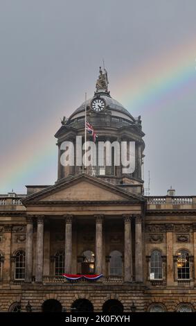 Union Jack fliegt halbmast auf dem Rathaus von Liverpool, um Queen Elizabeth II zu passieren Stockfoto