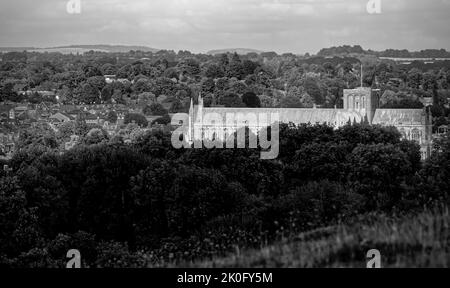 Winchester Cathedral dominiert die Skyline der Stadt vom St. Catherine's Hill aus Stockfoto