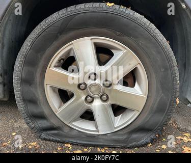 Nahaufnahme eines Platten Reifens auf der Straße Stockfoto