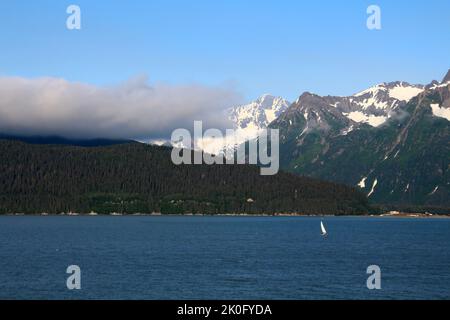 Bergkette in der Resurrection Bay Stockfoto