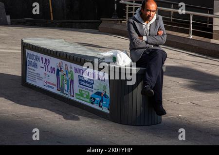 Moskau, Russland. 9.. September 2022. Ein Banner, das die Menschen über die Durchführung der Online-Abstimmung durch die Behörden der Russischen Föderation im September 2022 in der Novy Arbat Straße im Zentrum von Moskau, Russland, informiert Stockfoto