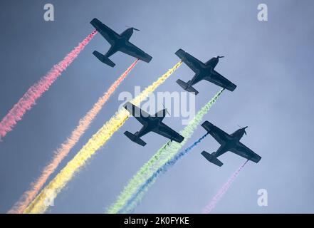 Malaga, Spanien. 11. September 2022. Eine Pioneer-Team-Patrouille tritt während der Internationalen Torre del Mar Airshow 2022 am Strand in der Luft auf. Mitglieder verschiedener Patrouillen führen während des Festivals Ausstellungen und Akrobatik durch, dieses zieht jährlich Tausende von Menschen in die Stadt Torre del Mar. (Foto von Jesus Merida/SOPA Images/Sipa USA) Quelle: SIPA USA/Alamy Live News Stockfoto