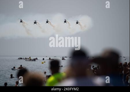 Malaga, Spanien. 11. September 2022. Eine Patrulla Aspa Patrouille tritt während der Internationalen Torre del Mar Airshow 2022 am Strand auf. Mitglieder verschiedener Patrouillen führen während des Festivals Ausstellungen und Akrobatik durch, dieses zieht jährlich Tausende von Menschen in die Stadt Torre del Mar. (Foto von Jesus Merida/SOPA Images/Sipa USA) Quelle: SIPA USA/Alamy Live News Stockfoto