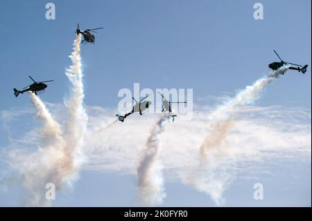 Malaga, Spanien. 11. September 2022. Eine Patrulla Aspa Patrouille tritt während der Internationalen Torre del Mar Airshow 2022 am Strand auf. Mitglieder verschiedener Patrouillen führen während des Festivals Ausstellungen und Akrobatik durch, dieses zieht jährlich Tausende von Menschen in die Stadt Torre del Mar. (Foto von Jesus Merida/SOPA Images/Sipa USA) Quelle: SIPA USA/Alamy Live News Stockfoto