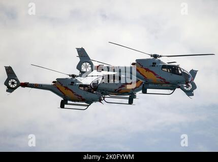 Malaga, Spanien. 11. September 2022. Eine Patrulla Aspa Patrouille tritt während der Internationalen Torre del Mar Airshow 2022 am Strand auf. Mitglieder verschiedener Patrouillen führen während des Festivals Ausstellungen und Akrobatik durch, dieses zieht jährlich Tausende von Menschen in die Stadt Torre del Mar. (Foto von Jesus Merida/SOPA Images/Sipa USA) Quelle: SIPA USA/Alamy Live News Stockfoto