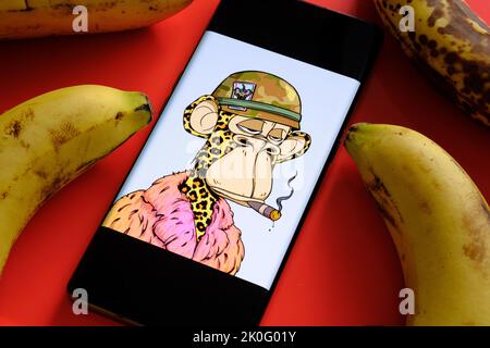 Bored Ape #6723 NFT auf dem Smartphone-Bildschirm gesehen, umgeben von verfaulten Bananen. Snoop Dogg’s NFT. Stafford, Großbritannien, 11. September 2022. Stockfoto