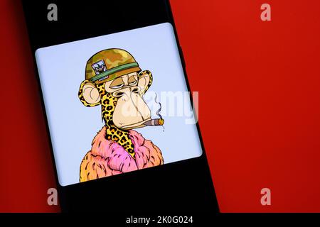 Bored Ape #6723 NFT auf dem Smartphone-Bildschirm gesehen. Snoop Dogg’s NFT. Stafford, Großbritannien, 11. September 2022. Stockfoto