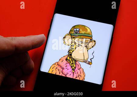 Gelangweilte Ape #6723 NFT auf dem Smartphone-Bildschirm gesehen und der Finger zeigt darauf. Berühmter Snoop Dogg’s NFT. Stafford, Großbritannien, 11. September 2022. Stockfoto