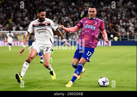 Turin, Italien. 11. September 2022. Filip Kostic von Juventus FC kämpft mit Dylan Bronn von US Salernitana während des Fußballspiels der Serie A zwischen Juventus FC und US Salernitana um den Ball. Kredit: Nicolò Campo/Alamy Live Nachrichten Stockfoto