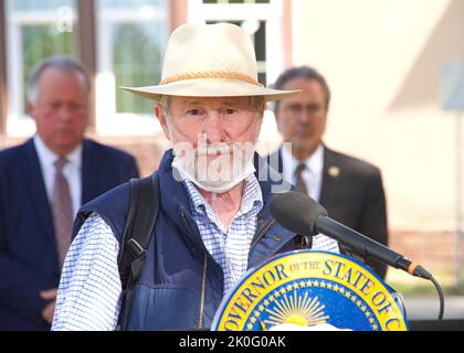 Napa, CA - 24. März 2022: Steven Boyd LCSW, Direktor der Napa and Sonoma County Progress Foundations, spricht auf einer Pressekonferenz außerhalb des Staates Napa Stockfoto