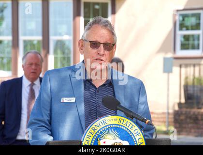 Napa, CA - 24. März 2022: Der Bürgermeister von Napa, Scott Sedgley, sprach auf einer Pressekonferenz vor dem Napa State Hospital nach dem Governor's CARE Court Rou Stockfoto