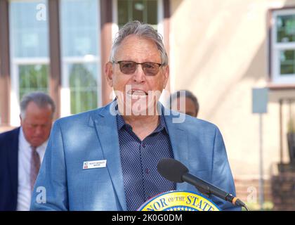 Napa, CA - 24. März 2022: Der Bürgermeister von Napa, Scott Sedgley, sprach auf einer Pressekonferenz vor dem Napa State Hospital nach dem Governor's CARE Court Rou Stockfoto