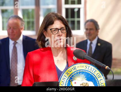 Napa, CA - 24. März 2022: Abgeordnete Cecilia Aguiar Curry spricht auf einer Pressekonferenz vor dem Napa State Hospital nach der BETREUUNG des Gouverneurs C Stockfoto