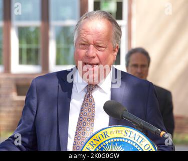 Napa, CA - 24. März 2022: Der kalifornische Senator Bill Dodd vertritt den Distrikt 3 und sprach anschließend auf einer Pressekonferenz vor dem Napa State Hospital Stockfoto