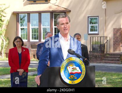 Napa, CA - 24. März 2022: Der Gouverneur von Kalifornien, Gavin Newsom, spricht auf einer Pressekonferenz vor dem Napa State Hospital nach dem RUNDTISCH ZUM BETREUUNGSGERICHT Stockfoto