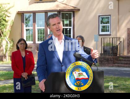 Napa, CA - 24. März 2022: Der Gouverneur von Kalifornien, Gavin Newsom, spricht auf einer Pressekonferenz vor dem Napa State Hospital nach dem RUNDTISCH ZUM BETREUUNGSGERICHT Stockfoto