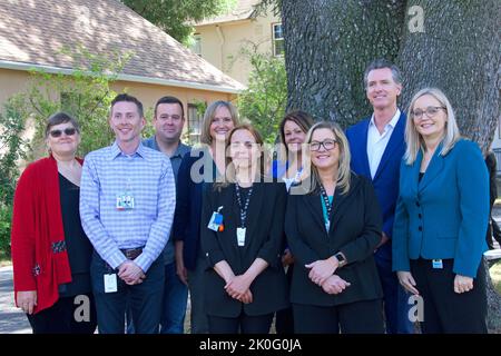 Napa, CA - 24. März 2022: Der Gouverneur von Kalifornien, Gavin Newsom, vor dem Napa State Hospital nach dem RUNDTISCH DES GESUNDHEITSGERICHTS mit den Teilnehmern der t Stockfoto