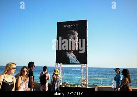 Nizza, Frankreich. 11. September 2022. Tribut an Königin Elizabeth II. An der Promenade des Anglais in Nizza, Frankreich am 11. September 2022. Königin Elizabeth starb im Alter von 96 Jahren am 8. September 2022. (Foto: Lionel Urman/Sipa USA) Quelle: SIPA USA/Alamy Live News Stockfoto