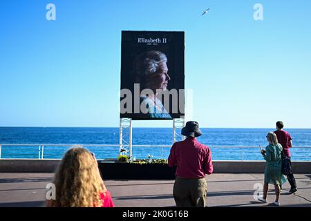 Nizza, Frankreich. 11. September 2022. Tribut an Königin Elizabeth II. An der Promenade des Anglais in Nizza, Frankreich am 11. September 2022. Königin Elizabeth starb im Alter von 96 Jahren am 8. September 2022. (Foto: Lionel Urman/Sipa USA) Quelle: SIPA USA/Alamy Live News Stockfoto