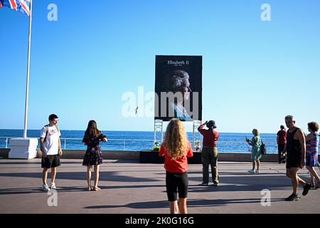 Nizza, Frankreich. 11. September 2022. Tribut an Königin Elizabeth II. An der Promenade des Anglais in Nizza, Frankreich am 11. September 2022. Königin Elizabeth starb im Alter von 96 Jahren am 8. September 2022. (Foto: Lionel Urman/Sipa USA) Quelle: SIPA USA/Alamy Live News Stockfoto