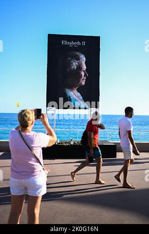 Nizza, Frankreich. 11. September 2022. Tribut an Königin Elizabeth II. An der Promenade des Anglais in Nizza, Frankreich am 11. September 2022. Königin Elizabeth starb im Alter von 96 Jahren am 8. September 2022. (Foto: Lionel Urman/Sipa USA) Quelle: SIPA USA/Alamy Live News Stockfoto