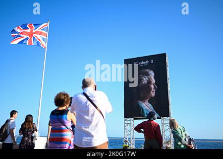 Nizza, Frankreich. 11. September 2022. Tribut an Königin Elizabeth II. An der Promenade des Anglais in Nizza, Frankreich am 11. September 2022. Königin Elizabeth starb im Alter von 96 Jahren am 8. September 2022. (Foto: Lionel Urman/Sipa USA) Quelle: SIPA USA/Alamy Live News Stockfoto