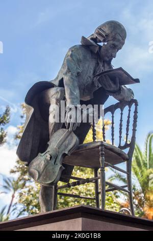Sevilla, Spanien - 27.. September 2020: Mozart-Skulptur, Sevilla, Spanien. Neben dem Maestranza Theater, Rolando Campos Bildhauer Stockfoto