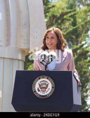 Oakland, CA - 12. August 2022: Vizepräsidentin Kamala Harris spricht im Chabot Space and Science Center über Kaliforniens innovativen Space Indust Stockfoto