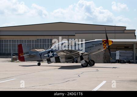 Zu Ehren des 75.-jährigen Bestehens der United States Air Force flog eine historische P-51 Mustang aus dem Jahr 1941 in Formation mit F-16s vom 149. Fighter Wing auf der Joint Base San Antonio-Lackland, 10. September 2022. Dieses Flugzeug aus der Zeit des Zweiten Weltkriegs war nicht nur das Flugzeugmodell aus dem Jahr 2., das von der FW 149. geflogen wurde, sondern auch ursprünglich von Chuck Yeager geflogen, dem ersten Piloten, der die Schallmauer durchbrach. (Foto der Air National Guard von Staff Sgt. Katie Schultz) Stockfoto