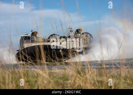 Ein U.S. Navy Landing Craft Air Cushion (LCAC) von der USS Kearsarge beendet eine amphibische Landung von Elementen der Task Force 61 Naval Amphibious Forces Europe/ 2. Marine Division (TF-61/2) in Saaremaa, Estland während DEFENDER-Europe am 21. Mai 2022 und Estnischer IGEL 22. DEFENDER-Europe 22 ist eine Reihe von multinationalen Trainingsübungen der US Army Europe und Africa im Rahmen des großen globalen Trainingskonstrukts des US European Command, das in Osteuropa stattfindet. DEFENDER-Europe 22 demonstriert die Fähigkeit der US-Armee Europa und Afrika, großflächige Bodenkampfeinsätze durchzuführen Stockfoto