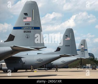 Der 123.-Luftlift-Flügel der Kentucky Air National Guard mit Sitz in Louisville fliegt derzeit acht Flugzeuge des Typs C-130J Super Hercules. Das J-Modell ist die fortschrittlichste Version des Flugrahmens, mit moderner Instrumentierung, effizienteren Motoren und einem gestreckten Rumpf für zusätzliche Nutzlast im Vergleich zu früheren Modellen. (USA Foto der Air National Guard von Staff Sgt. Chloe Ochs) Stockfoto