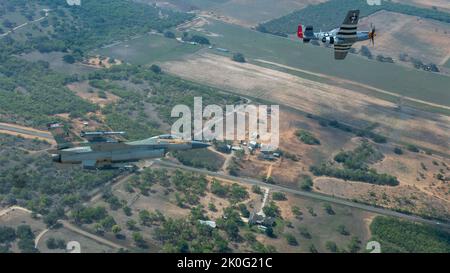 Eine F-16 Fighting Falcon, die dem 149. Fighter Wing zugewiesen wurde, fliegt mit einem P-51 Mustang am 10. September 2022 zum 75.. Jahrestag der Luftwaffe über San Antonio, Texas. Zu Ehren des Jubiläums führte die FW 149. einen gemeinsamen Flug mit einer P-51 durch, die das zweite Modellflugzeug war, das an der Einheit eingesetzt wurde. (USA Foto der Luftwaffe von Stabsfeldwebel James R. Crow) Stockfoto