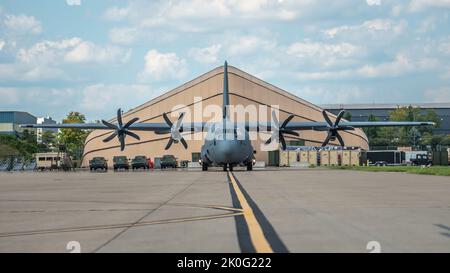 Ein C-130J Super Hercules Flugzeug kommt auf der Kentucky Air National Guard Base in Louisville, Ky., von Lockheed-Martin Corp. In Marietta, Georgia, am 25. August 2022 an. Das Flugzeug ist das achte J-Modell, das seit November an den 123. Airlift Wing ausgeliefert wird und damit den Übergang von den älteren C-130H-Transporten vervollständigt. (USA Foto der Air National Guard von Staff Sgt. Chloe Ochs) Stockfoto