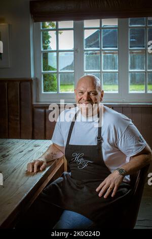 Tom Kerridge, The Hand & Flowers, Marlow, Buckinghamshire, Großbritannien.Starkoch Tom Kerridge in seinem Marlow Restaurant The Hand and Flowers. Stockfoto