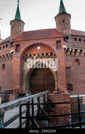 Der Krakauer barbican im gotischen Stil, einer der befestigten Vorposten, ist ein historisches Tor, das zur Altstadt von Kraków, Polen, führt. Stockfoto