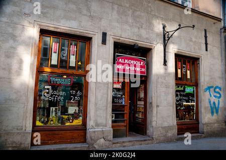 Alkohole oder Alkoholgeschäft in Krakau, Polen. Das polnische Tyskie-Bier wird von einer der ältesten Brauereien Europas gebraut. Stockfoto