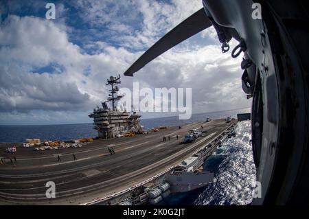 220909-N-NV699-1122 ATLANTIK (SEP. 9, 2022) der nach Hause gebundene Wimpel fliegt an Bord des Flugzeugträgers USS Harry S. Truman (CVN 75) der Nimitz-Klasse, 9. September 2022. Die Harry S. Truman Carrier Strike Group befindet sich im geplanten Einsatzgebiet der US Naval Forces Europe und wird von der Sechsten Flotte der USA eingesetzt, um die Interessen der USA, der Alliierten und der Partner zu verteidigen. (USA Navy Foto von Mass Communication Specialist 3. Class Miles McDonough) Stockfoto