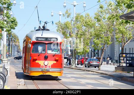 San Francisco, CA - 1. Mai 2022: Markt und Werfer Historic F line Streetcar auf dem Embarcadero. MUNI ist einer der ältesten öffentlichen Verkehrsmittel Amerikas Stockfoto