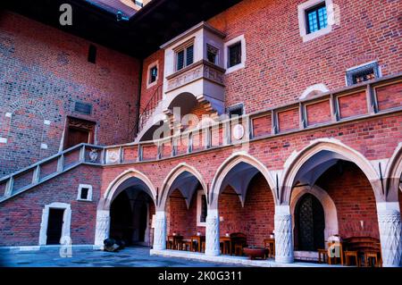 Gotischer Innenhof der Jagiellonen-Universität in Krakau, Polen. Stockfoto