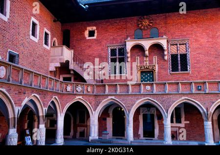 Gotischer Innenhof der Jagiellonen-Universität in Krakau, Polen. Stockfoto