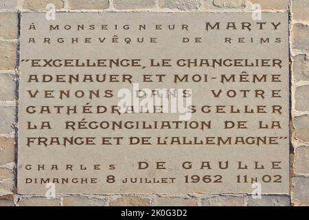 Gedenktafel für die deutsch-französische Versöhnung am 8.. Juli 1962 am Eingang der Kathedrale von Reims in Reims (Marne), Frankreich Stockfoto