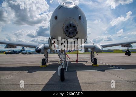 Eine US Air Force A-10C Thunderbolt II sitzt während der Smoky Mountain Air Show 2022 am 10. September 2022 auf der McGhee Tyson Air National Guard Base, Tennessee, auf der Fluglinie. Die zweitägige jährliche Veranstaltung bot der lokalen Gemeinde eine seltene Gelegenheit, moderne und historische Flugzeuge aus der Nähe zu sehen und Militärmitglieder zu treffen. (USA Foto der Air National Guard von Meister Sgt. Nancy Goldberger) Stockfoto