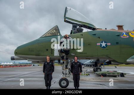 Maj. Haden Fullam, Mitte, der Pilot Des A-10 Demonstrationsteams, steigt in das Cockpit eines US Air Force A-10C Thunderbolt II, als A-10 Crew Chefs Staff Sgt.(s) Cody Polzin, links, Und Robert Benson, stehen während der Smoky Mountain Air Show 2022 am 10. September 2022 auf der McGhee Tyson Air National Guard Base, Tennessee, zur Seite. Die zweitägige jährliche Veranstaltung bot der lokalen Gemeinde eine seltene Gelegenheit, moderne und historische Flugzeuge aus der Nähe zu sehen und Militärmitglieder zu treffen. (USA Foto der Air National Guard von Meister Sgt. Nancy Goldberger) Stockfoto