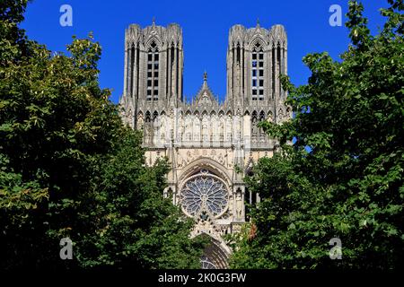 Fassade der Kathedrale von Reims (UNESCO-Weltkulturerbe) in Reims (Marne), Frankreich Stockfoto