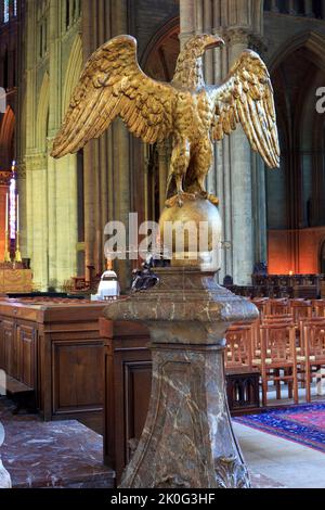 Eine vergoldete Statue eines Adlers in der Kathedrale von Reims in Reims (Marne), Frankreich Stockfoto