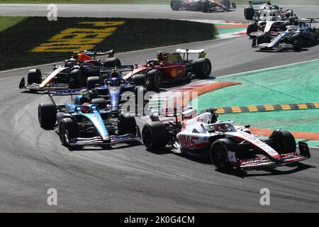 Monza, Italien. 11. September 2022. MONZA, Italien, 11. September 2022; #20, Kevin MAGNUSSEN, DEN, Haas F1 Team, VF-22, Motor F065, #31, Esteban OCON, FRA, Alpine F1 Team, Alpine A522 Renault, Parco di Monza, Autodromo, Formel 1, F1, großer Preis von Italien, GP d'Italie, Motorsport, Formel1, -Ehrenwürftiges Foto, Honorarhaftbar, Copyright © Arthur THILL /ATP images Credit: SPP Sport Press Photo. /Alamy Live News Stockfoto